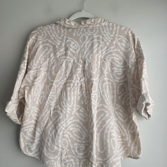 Elegant Beige Button-Down Shirt for Women - Picture 6 of 8